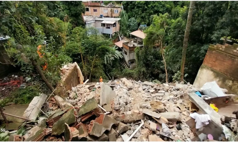 Casa de dois andares desaba e deixa uma pessoa mort4