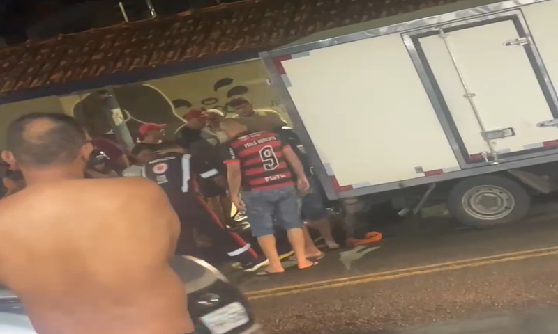 Homem é jogado para baixo de caminhão em acident3 entre caminhão em Flores