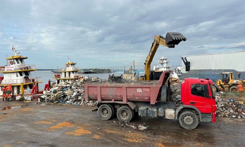 Prefeitura de Manaus retira mais de 206 toneladas de lixo em operação de transbordo neste domingo