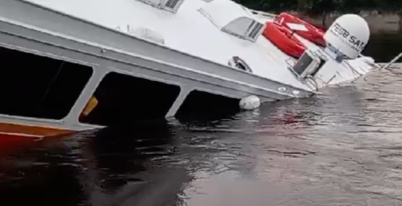Lancha que transportava passageiros para Manaus afunda no Rio Negro; veja vídeos