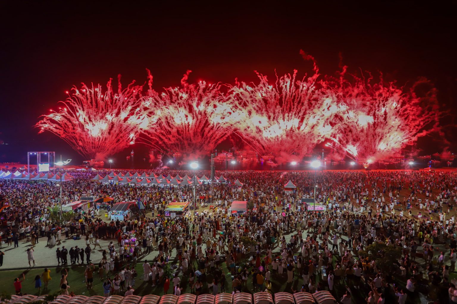 Réveillon na Ponta Negra celebra chegada de 2025 com grandiosidade em Manaus; veja vídeos