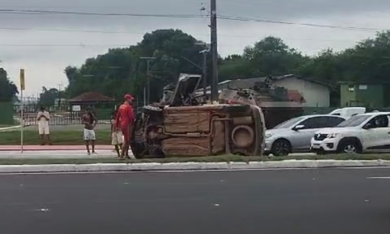 Motorista capota carro no bairro Ponta Negra; veja vídeo