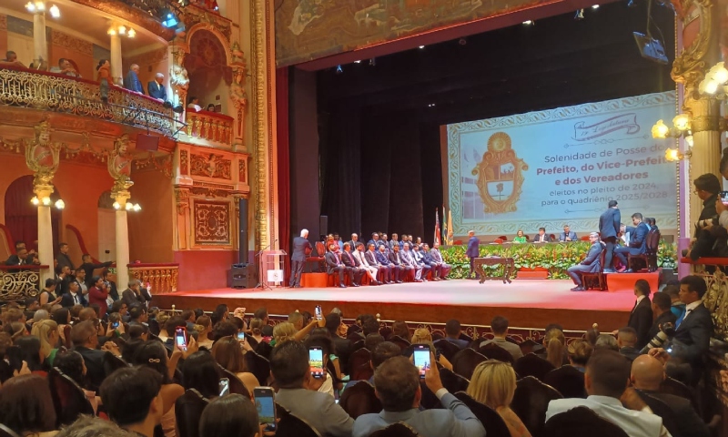 Prefeito David Almeida, vice Renato Júnior e 41 vereadores eleitos tomam posse durante solenidade em Manaus; veja vídeo