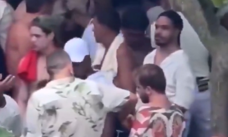 Suruba de Réveillon: grupo de 30 homens se reúne para fazer ‘pegação severa’ durante festa de Ano Novo; veja vídeo