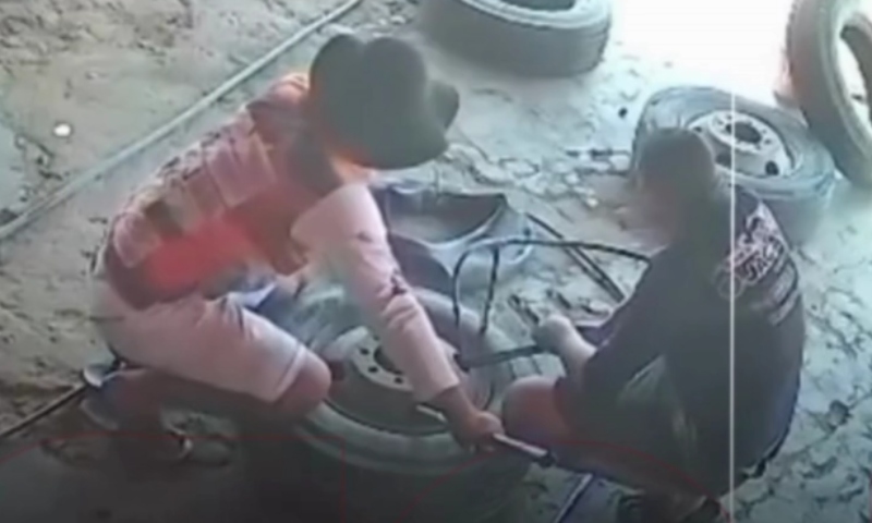 Vídeo mostra momento em que pneu expl0de na c4ra de mecânicos em borracharia; veja