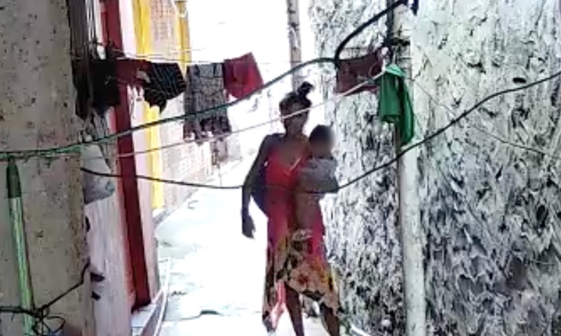 Vizinha ‘Lalau’ espera moradores estenderem roupa para roubar tudo de varal em Manaus; veja vídeo