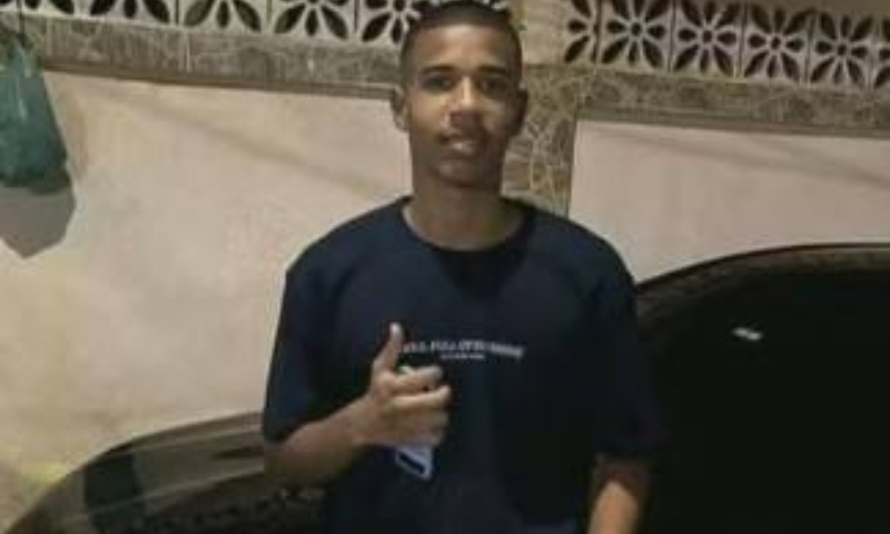 Jogador de futebol leva tiro na cabeça após pisar no pé de traficante durante festa de Réveillon