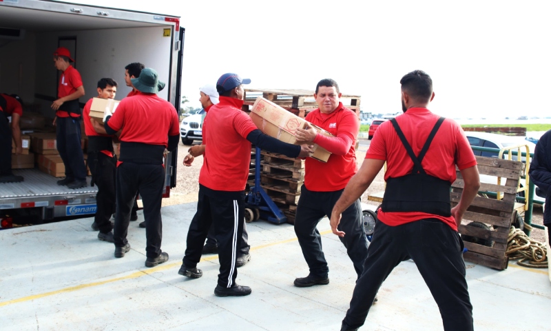 Prefeitura de Manaus envia mais de 20 toneladas de alimentos para escolas ribeirinhas do Rio Negro