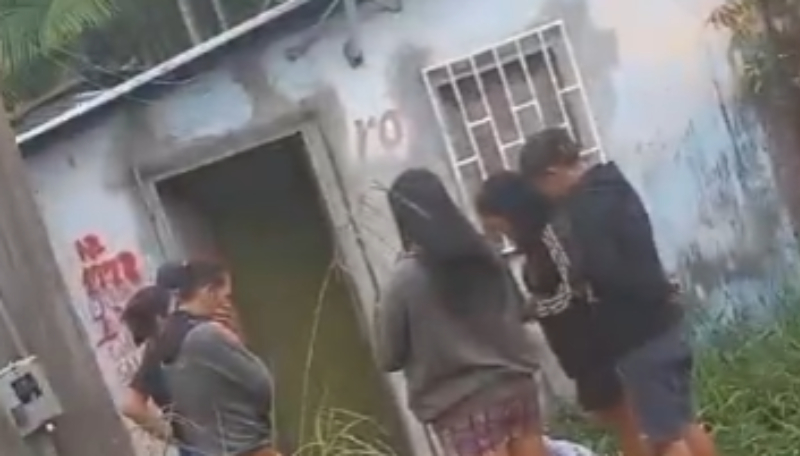 Mãe chora com filho nos braços após acidente no Amazonas; veja vídeo