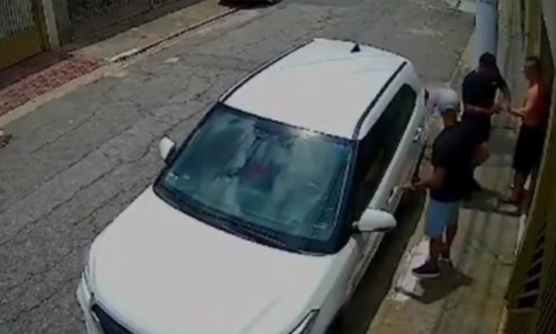 Bandidos armados tocam o terror e roubam carro de trabalhador em plena luz do dia; veja vídeo