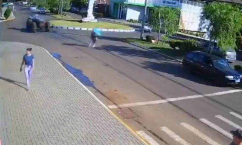 Vídeo chocante mostra momento em que mulher é brut4lmente atr0pel4da por trator; veja