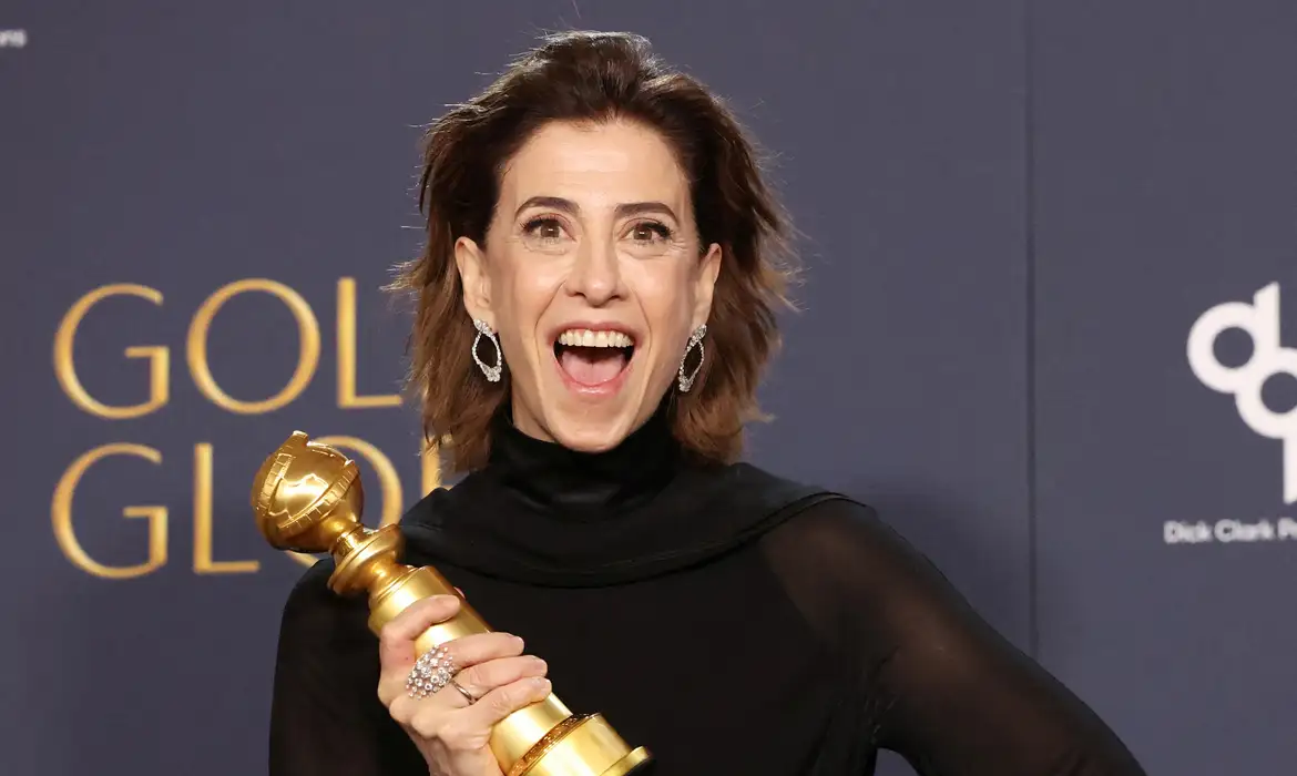 Fernanda Torres faz história ao levar Globo de Ouro por atuação em Ainda Estou Aqui
