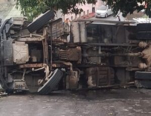 Caminhão de lixo tomba em ladeira e deixa rua bloqueada no Bairro Tancredo Neves; veja