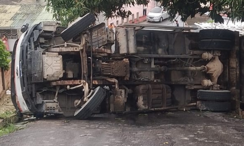 Caminhão de lixo tomba em ladeira e deixa rua bloqueada no Bairro Tancredo Neves; veja