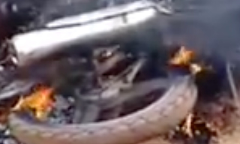 “Cenário de horror”: motoqueiro tem corpo carbonizado após morrer eletrocutado em estrada; veja vídeo