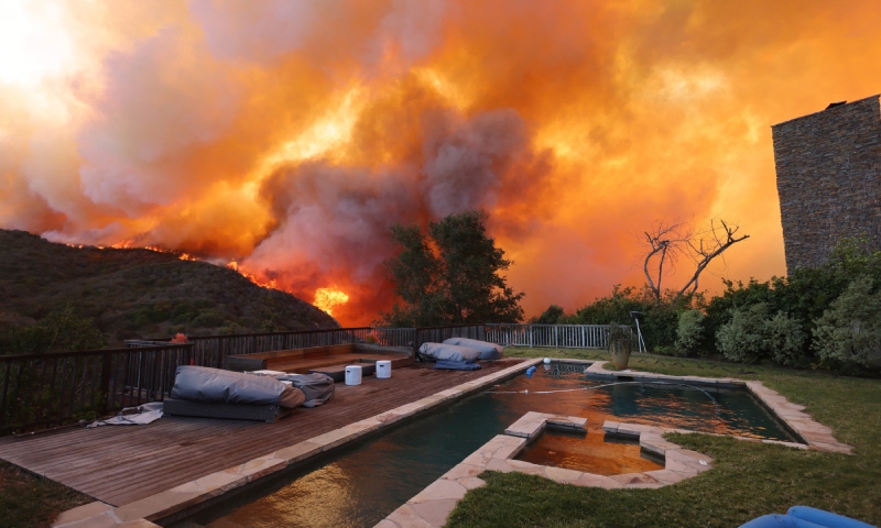 Incêndios em Los Angeles já obrigaram 30 mil pessoas a abandonarem suas casas