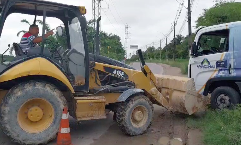 Homem usa retroescavadeira contra fiscalização da Amazonas Energia; veja vídeo