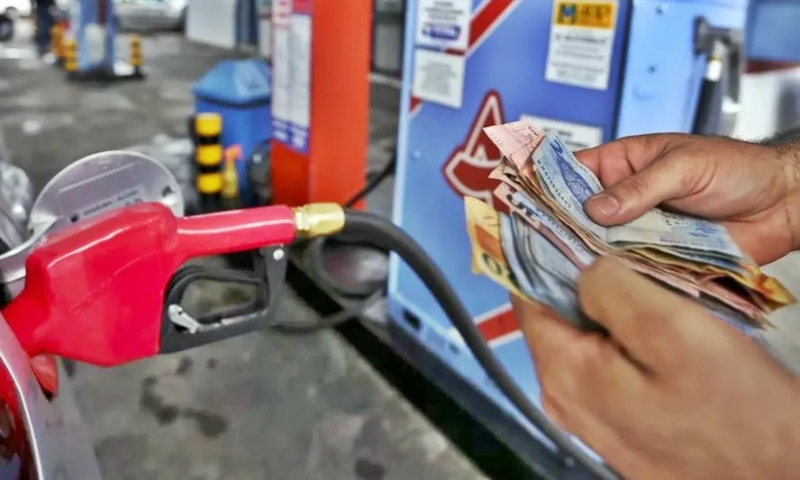 Preço médio da gasolina no Brasil alcança 2º maior valor em 15 anos e deixa motoristas preocupados