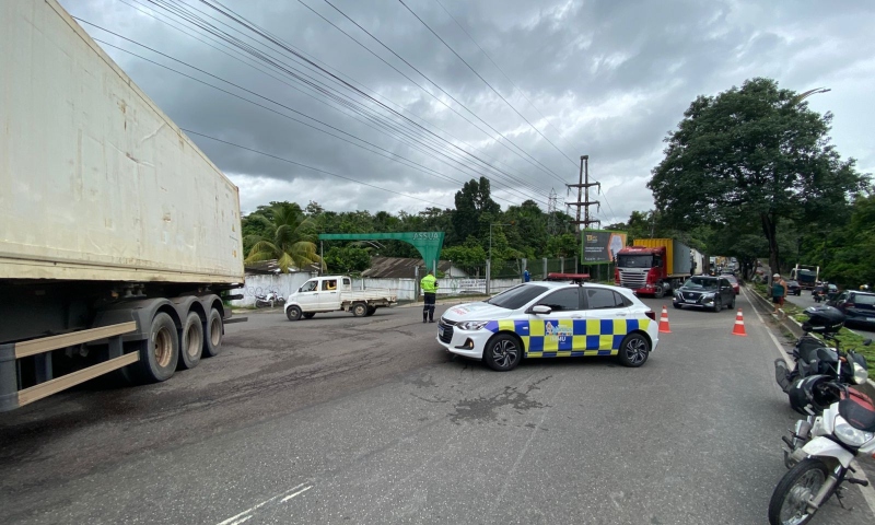 IMMU monitora carreta em pane mecânica e realiza desvios no trânsito na avenida Rodrigo Otávio no Coroado