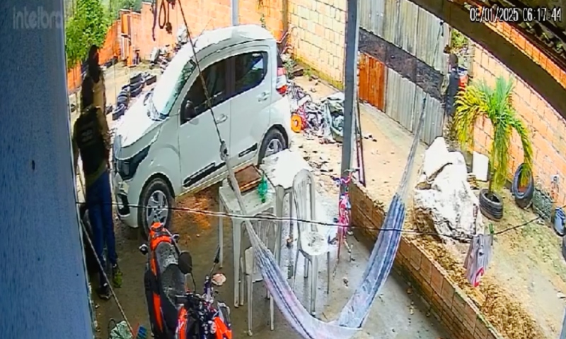Traficantes disfarçados de policiais invadem casa de empresário e ‘tocam o terror’ no Ramal do Brasileirinho; veja vídeo