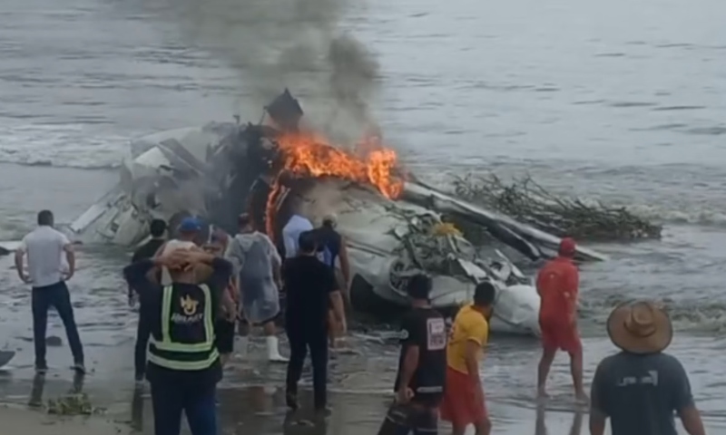 Avião de pequeno porte cai em praia de Ubatuba em São Paulo; veja vídeo