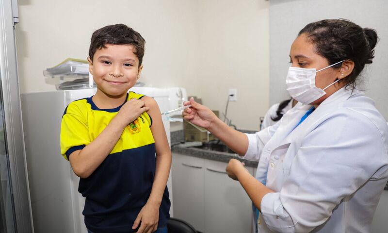 Prefeitura de Manaus alerta pais para vacinação de crianças e adolescentes contra a dengue