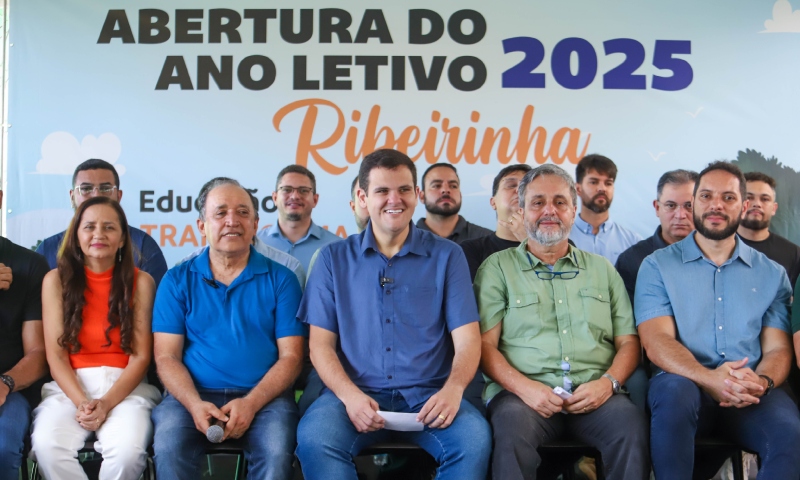 Prefeitura de Manaus inicia ano letivo de 2025 nas escolas da zona ribeirinha