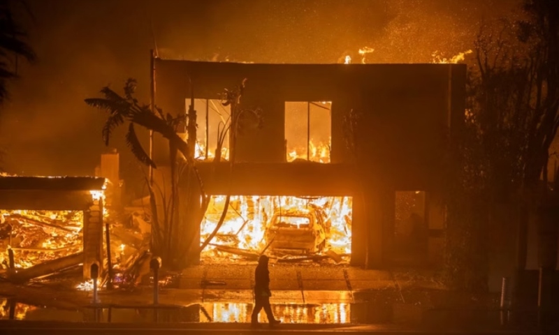 Brasileiros fogem do maior incêndio da história de Los Angeles: ‘Sai daqui, ou vamos m0rrer’