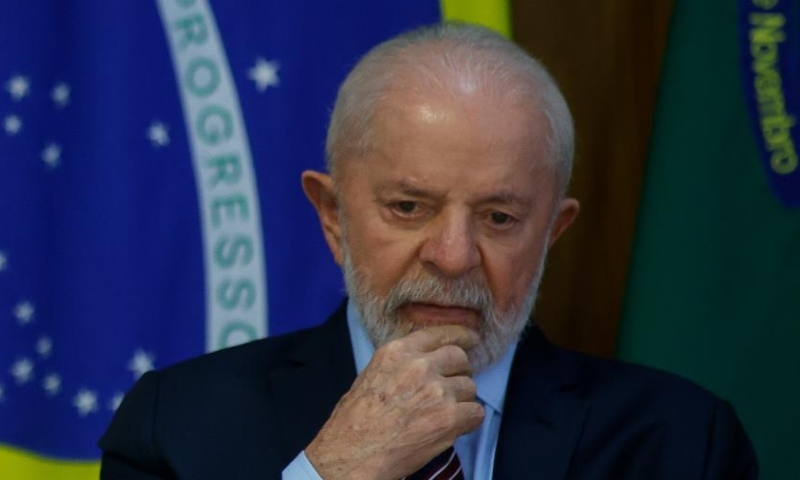Lula sanciona nesta segunda-feira (13) proibição de celulares nas escolas