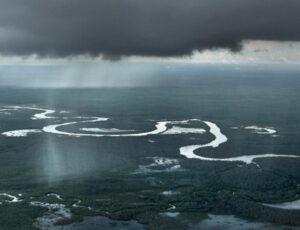 Rio Negro sobe 50 centímetros acima do nível de 2024 após fortes chuvas