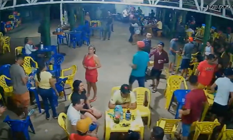 “Amigo da onça”: veja momento em que homem mete a faca no coração de seu ‘parceiro de bebedeira’