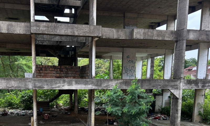 Urgente: casal é assassinado com facadas na garganta em prédio abandonado de Manaus; veja