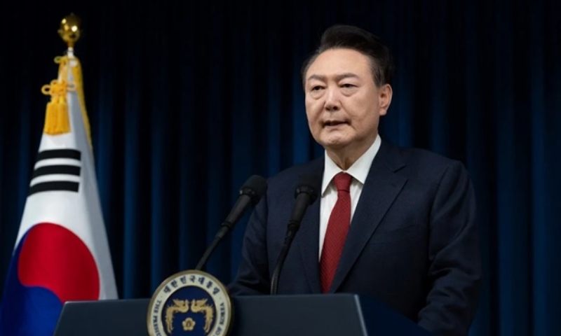 Presidente da Coreia do Sul é preso por tentativa de golpe e mantém silêncio durante interrogatório