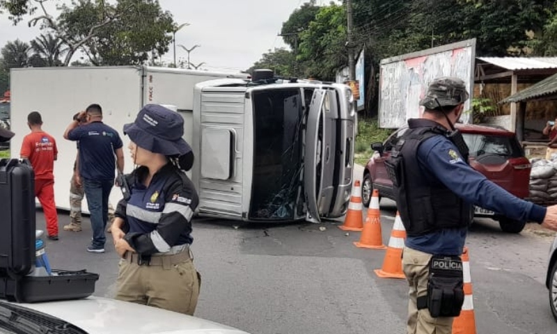 Caminhão tomba e causa grande congestionamento no trânsito da Avenida do Turismo; veja vídeo