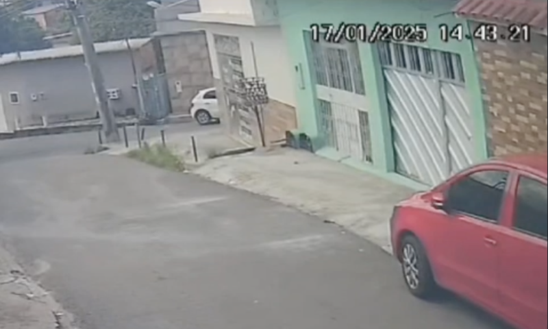 Bandidos arromb4m porta e furtam bens de residência no Japiim