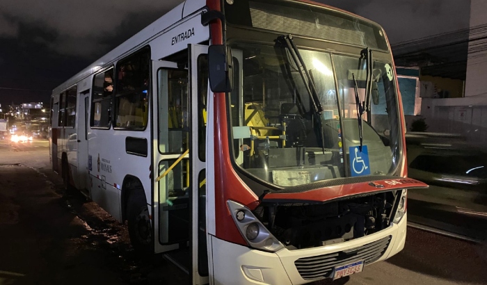 Bandido pede desculpas enquanto assalta ônibus da linha 602 em Manaus; veja vídeo