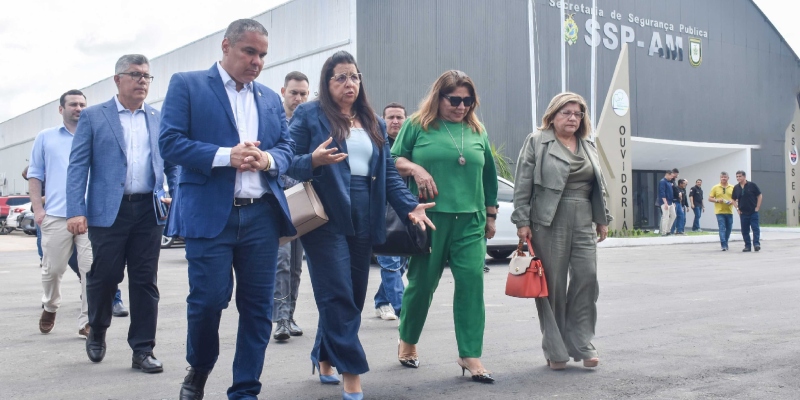 Acompanhada de membros da administração superior do MPAM, PGJ visita nova sede da SSP