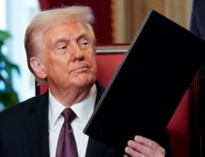 Trump revoga ações de Biden, sai do Acordo de Paris e perdoa envolvidos no protesto do capitólio em suas primeiras medidas
