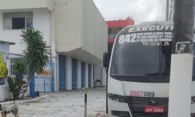 Urgente: micro-ônibus invade a calçada e mata homem atropelado na Djalma Batista; veja vídeo