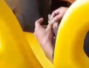 Homem é filmado enrolando cigarro de maconha dentro de ônibus da linha 340 em Manaus; veja vídeo