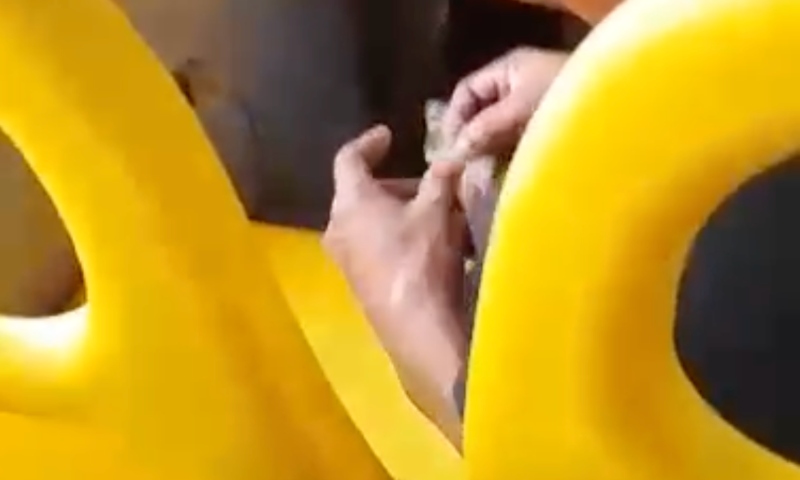 Homem é filmado enrolando cigarro de maconha dentro de ônibus da linha 340 em Manaus; veja vídeo