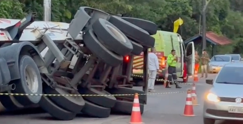 Tragédia anunciada: carreta com produto químico tomba no Distrito Industrial; veja