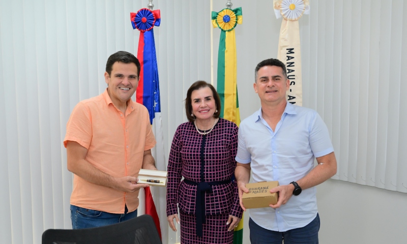 Prefeito de Manaus, David Almeida, recebe visita de cortesia da presidente do TCE-AM, Yara Lins