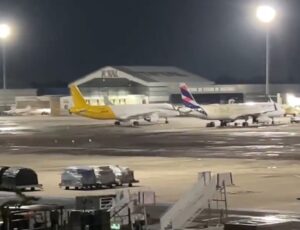 Estados Unidos enviará novo avião para transportar deportados após falha em aeronave; veja vídeo