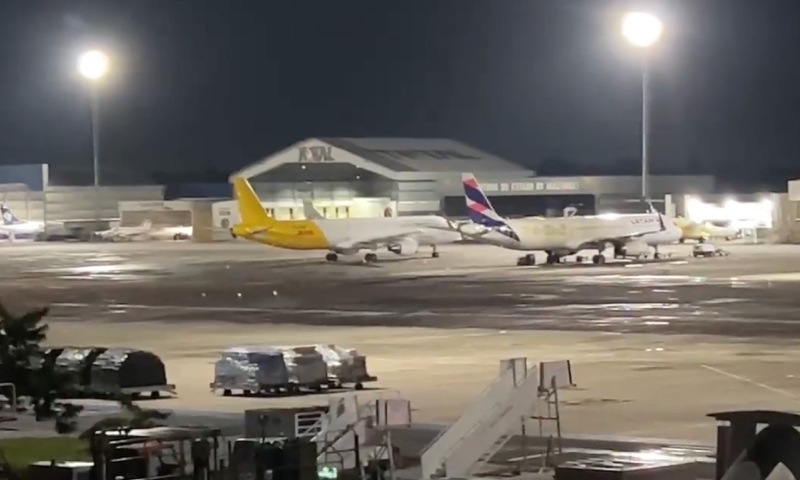 Estados Unidos enviará novo avião para transportar deportados após falha em aeronave; veja vídeo
