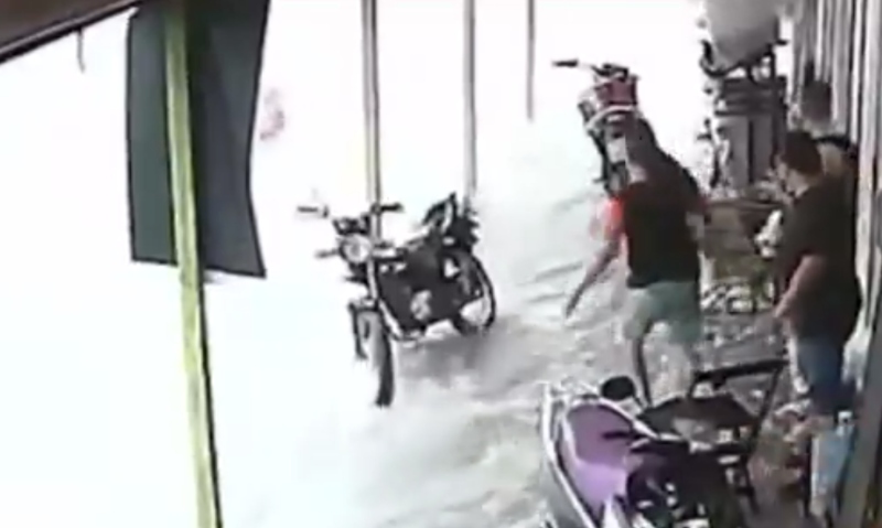 Lojista arrisca a própria vida para salvar mulher que estava sendo arrastada por chuva em Manaus; veja vídeo