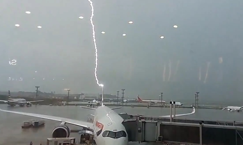 Vídeo mostra momento em que raio atinge avião no aeroporto de Guarulhos; veja