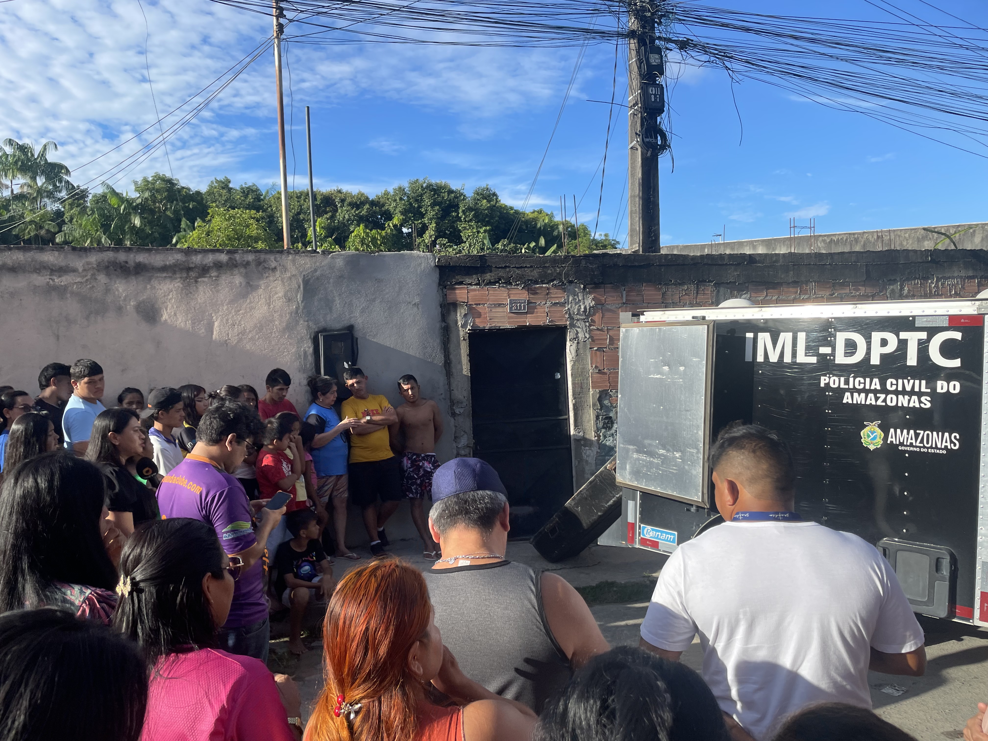 Jovem é morto após portão ficar aberto na zona Norte de Manaus; veja vídeo