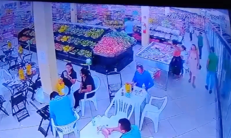 Vídeo mostra momento que gerente de supermercado é agredido em Manaus; veja