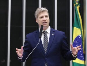 Deputado Marcel van Hattem é o único candidato da direita na disputa pela presidência da Câmara; veja vídeo